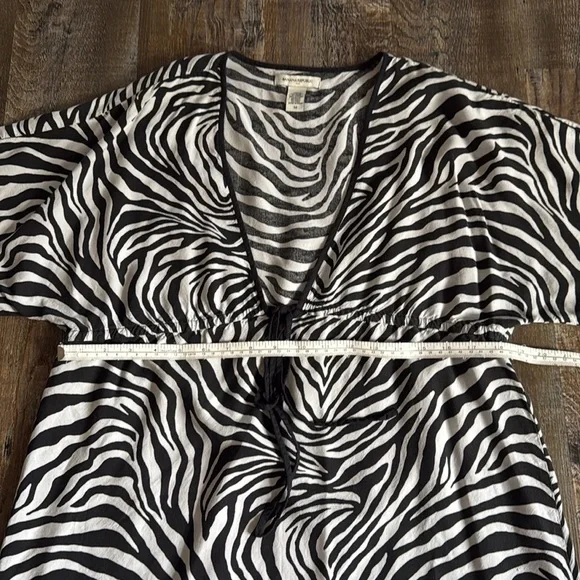 Banana Republic | Deep V- Neck Zebra 🦓 Print Cover up - Picture 7 of 9